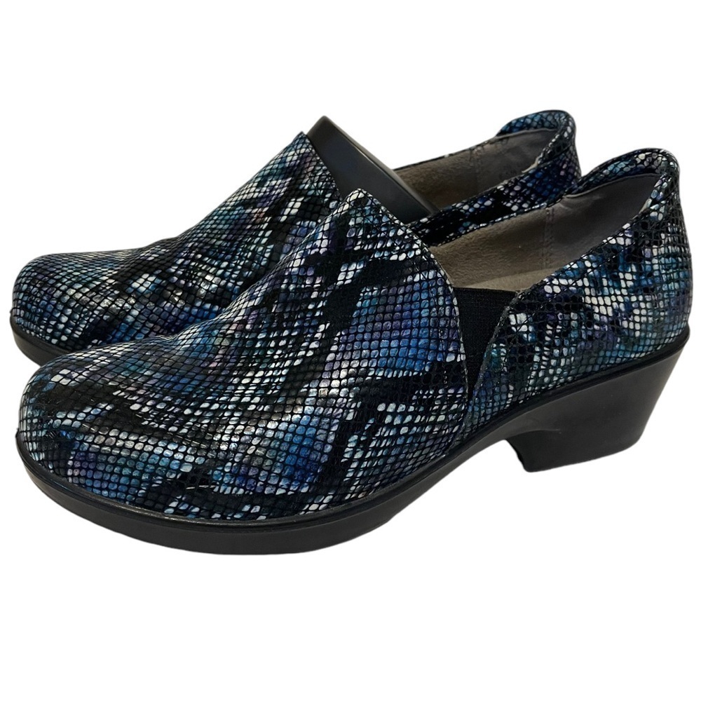 Women’s NATURALIZER @ Work Ortholite Blue Reptile Snake Clogs Slip On Work Shoes